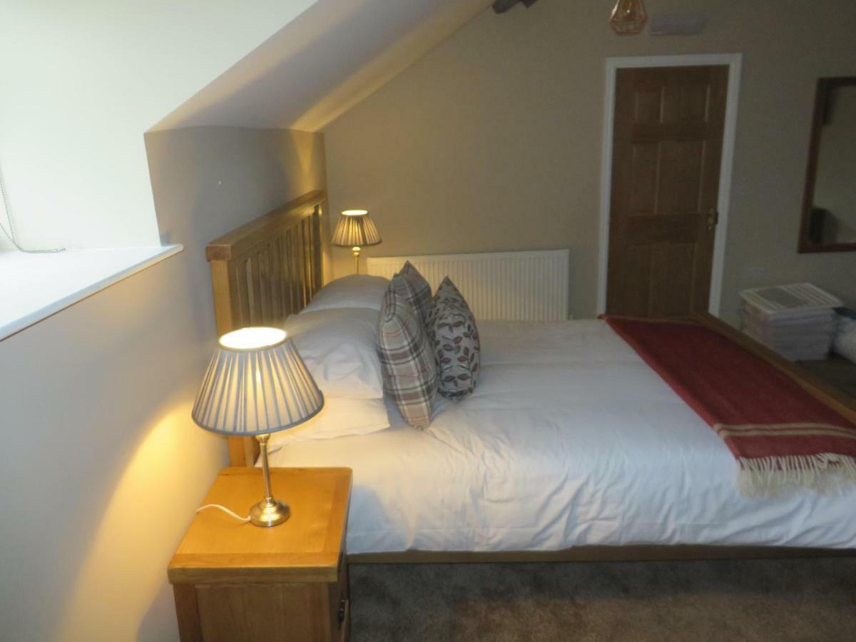 The Kings Head Hotel Meifod Екстериор снимка